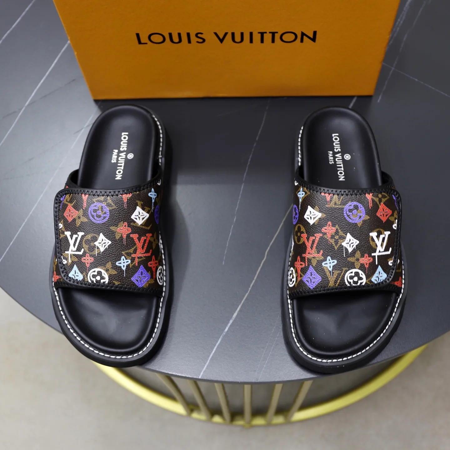 Ex-factory price: 320💰🙅‍♂️🙅‍♂️🙅‍♂️ Brand: LV Louis Vuitton Standard code: 38-45 Grade: Same as the official website Material: Original material design Original rubber wear-resistant molded outsole Style category: Men's fashion sandals Distinguished luxury brand elements Top luxury Color: Actual picture color